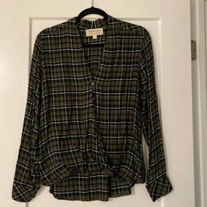 Cloth & Stone Plaid Twist front long sleeve blouse